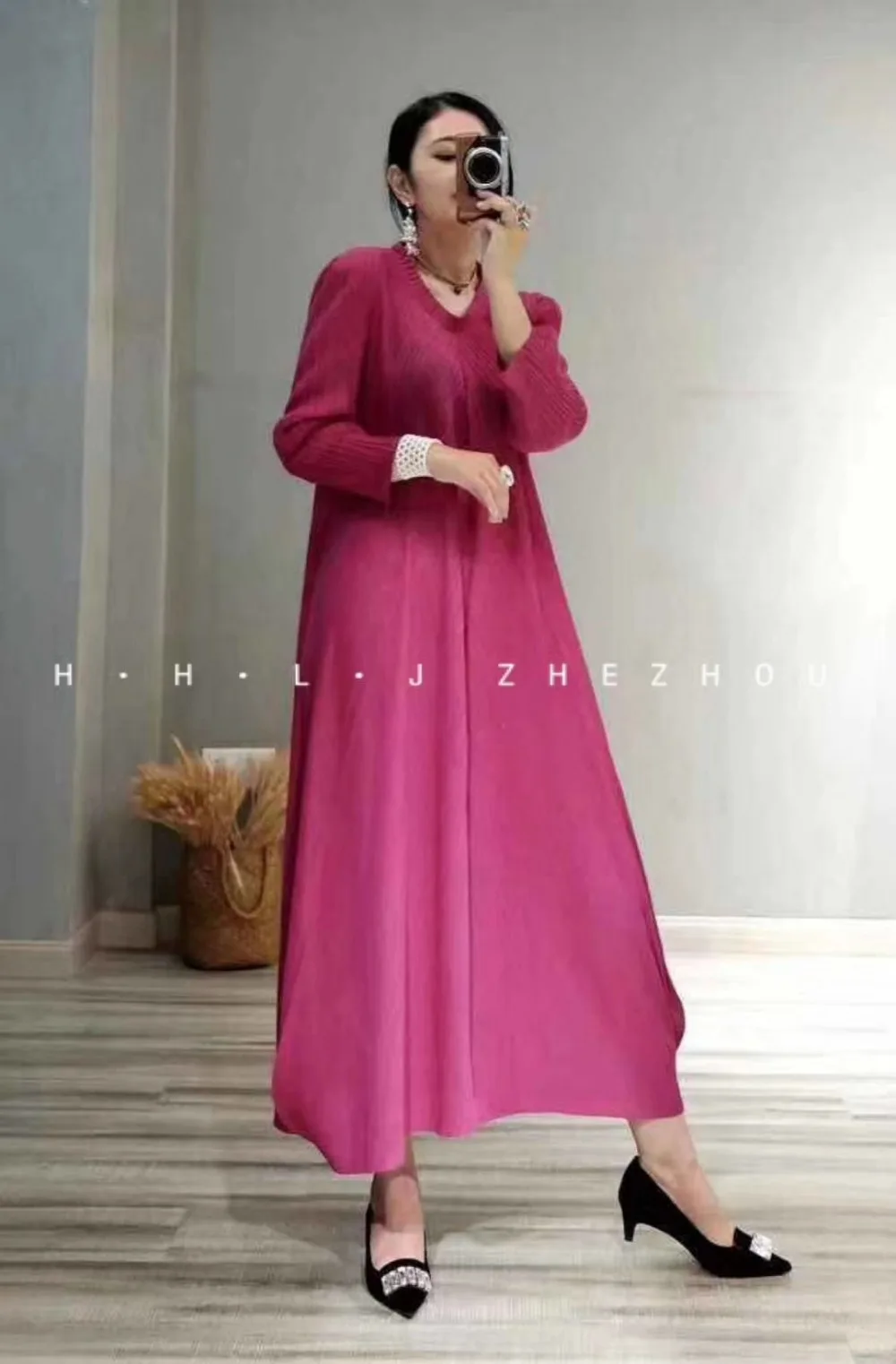 Горячая модное Miyake складное однотонное платье без рукавов с рюшами и v-образным вырезом длинное ТРАПЕЦИЕВИДНОЕ ПЛАТЬЕ