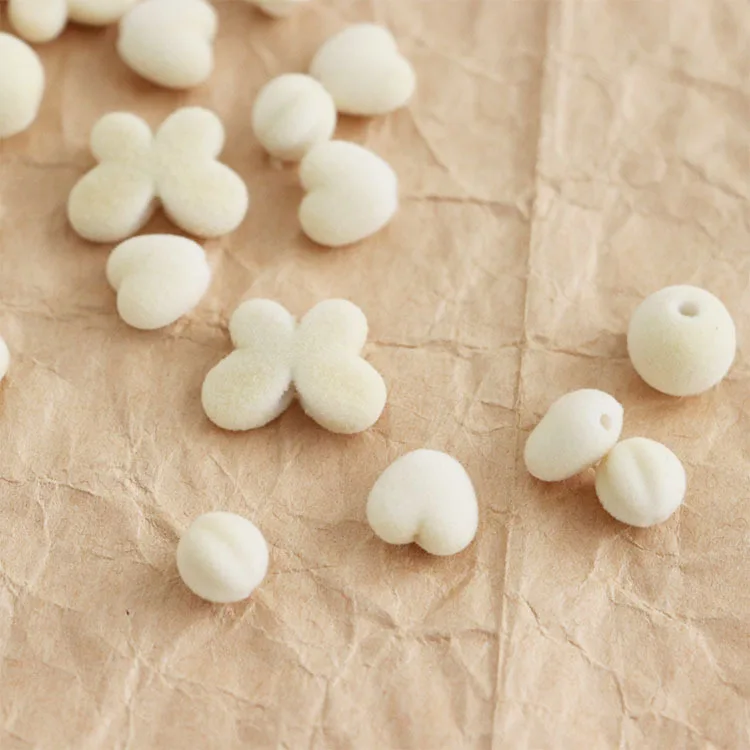 10 шт. бежевые акриловые флокированные круглые бусины-бабочки в форме сердца для