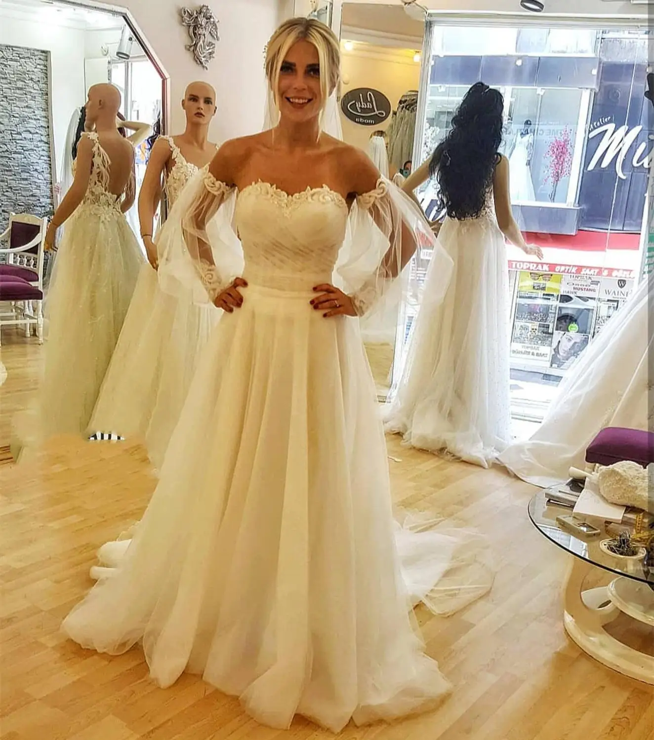

Stunning Wedding Dress Off Shoulder A-Line Brilliant Tulle Lace Appliques Women Formal Gowns Robe De Mariee Court Train Petite