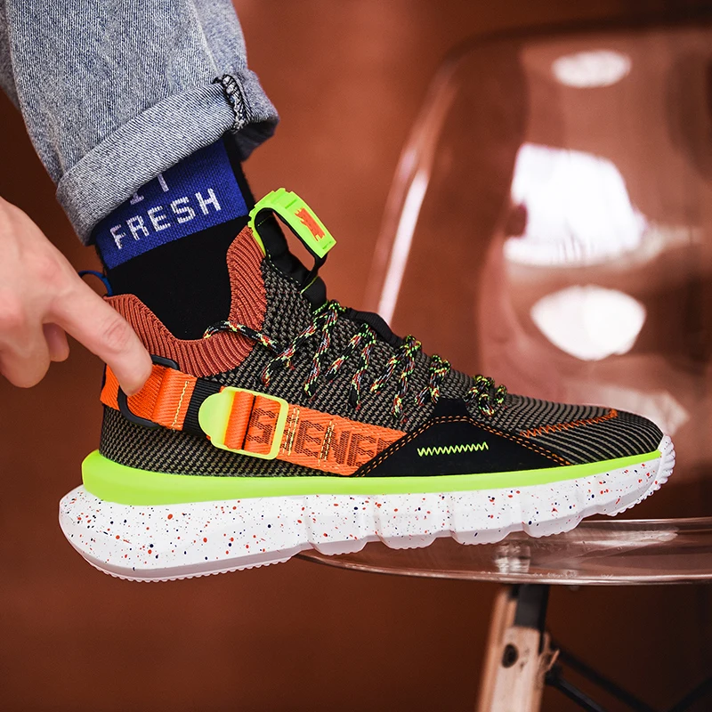 Яркие трендовые мужские кроссовки 2020 в стиле ретро с пряжкой мягкой подошвой