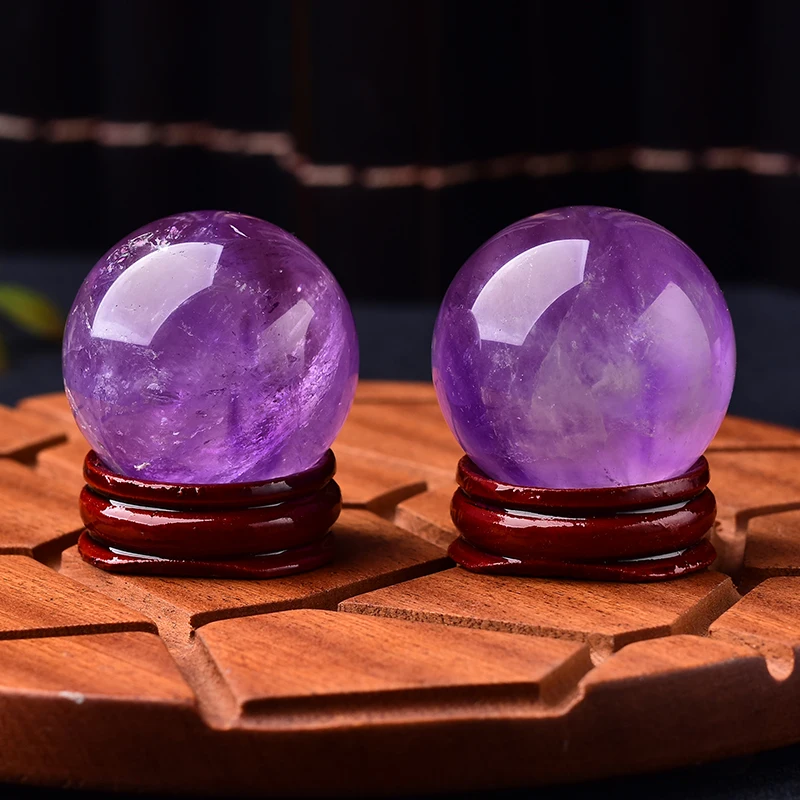 Bola de amatista de cristal Natural de 35-40mm, adornos de piedra púrpura, decoración del hogar, piedra curativa de Reiki, marco de madera gratis