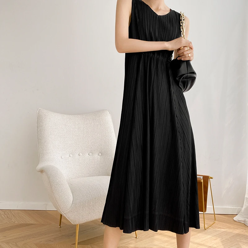 Фото Летнее плиссированное платье Ins Miyake длинное атмосферное с V-образным вырезом и