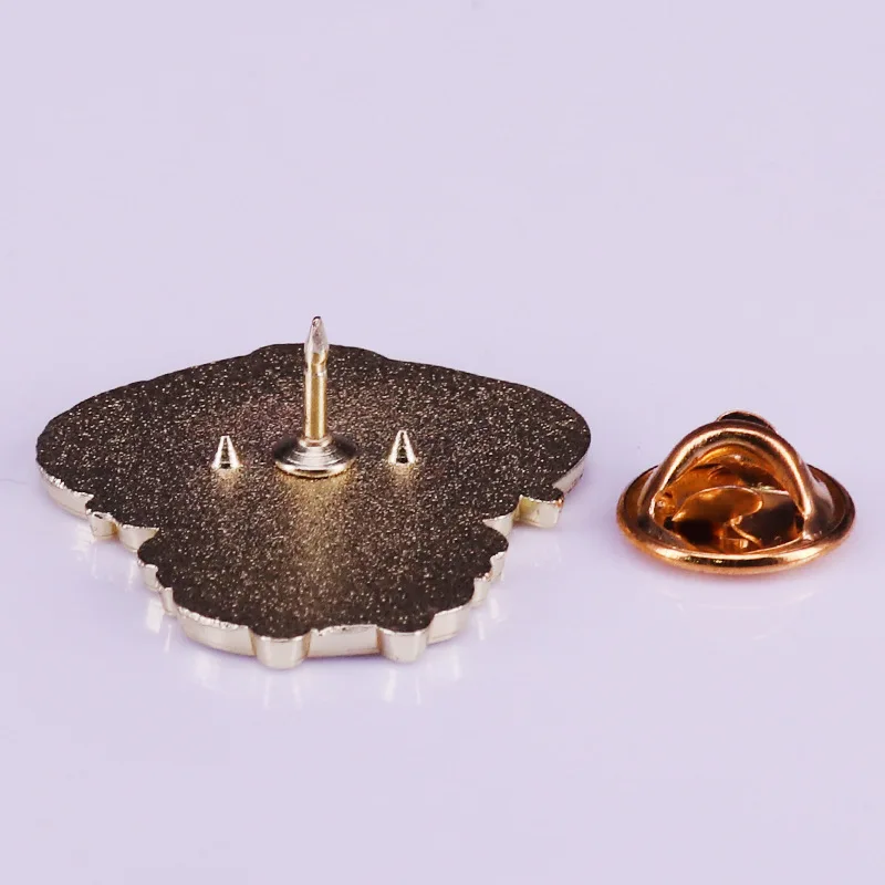 Брошь эмалированная в виде бабушки с рисунком манги | Дом и сад