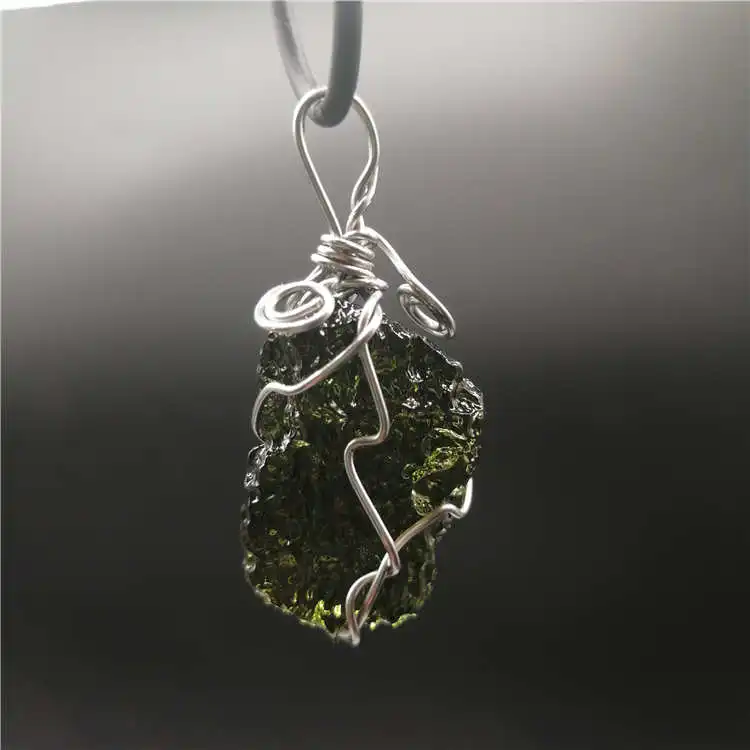 Горячая продажа A + натуральный Moldavite зеленый aerolites Кристалл падающий камень кулон