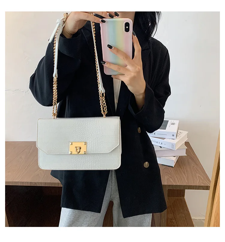 

The new Korean version of the chain bag for women in summer 2020 is a versatile small square bag with crocodile stripes