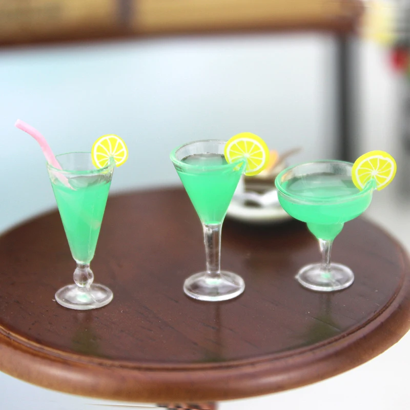 

1Pcs Mini Resin Cocktail Cup Simulation Drink Glass Model Toy Doll House Decoration Scale 1/12 Dollhouse Miniature Accessories