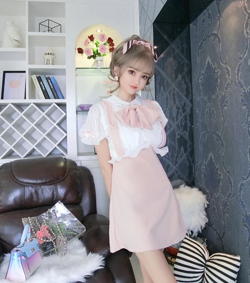 Женское короткое платье с бантом и буффами на рукавах облегающее высокой талией