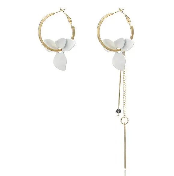 Женские асимметричные серьги элегантные обручи с белыми цветами маленький