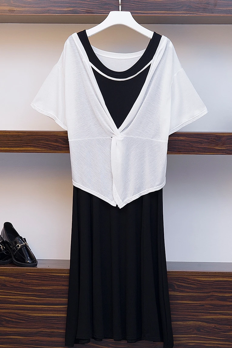 Фактическая фотография нового типа онлайн Красной океанской юбки показывающей