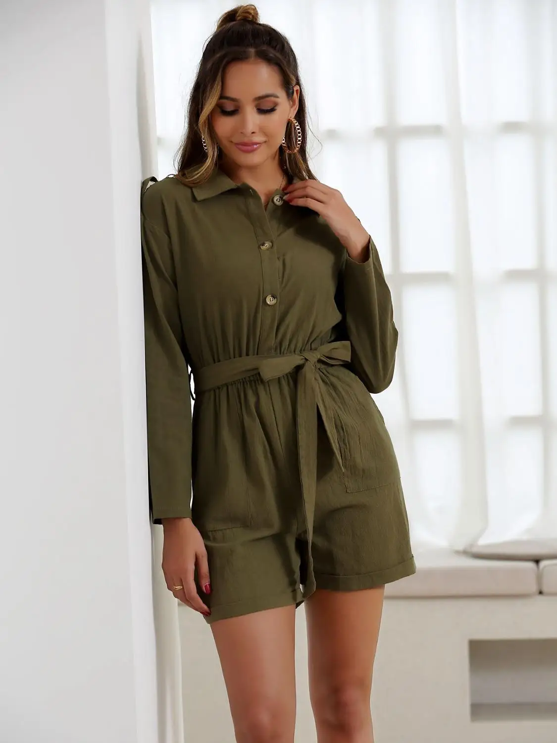 Женский комбинезон с эполетами в стиле милитари двумя карманами и поясом одежда