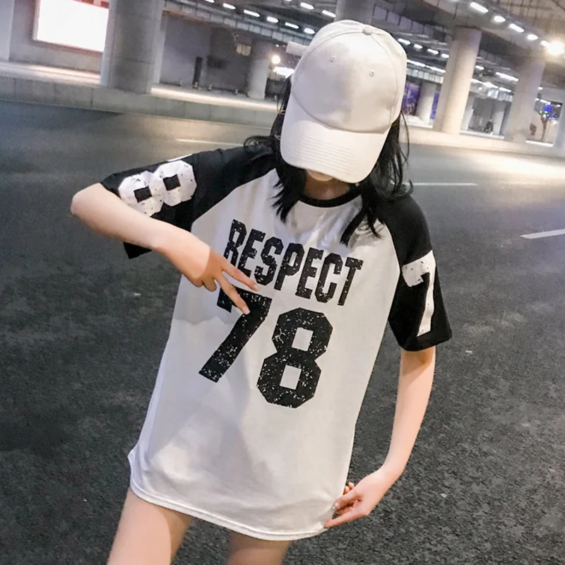 Женская длинная футболка с круглым вырезом цветная буквенным принтом и цифрами