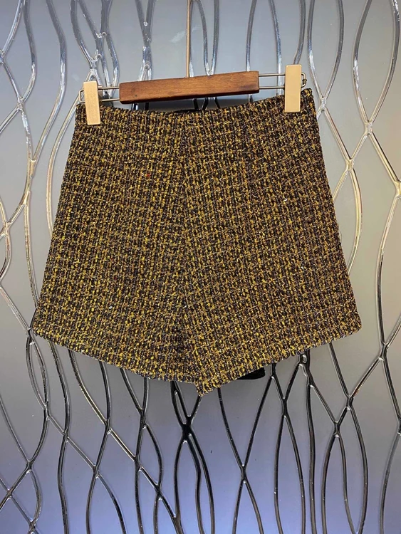 

2020 autumn and winter new women's fashion button decoration A-line all-match casual shorts 1023