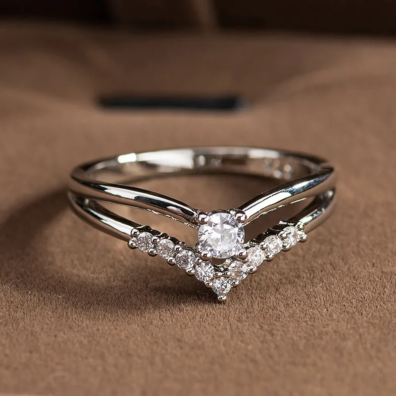

Silver Plated White Cubic Zircon Ring Classic V-shape Rhinestones Rings for Women Elegant Simple Jewelry Accessories Gift