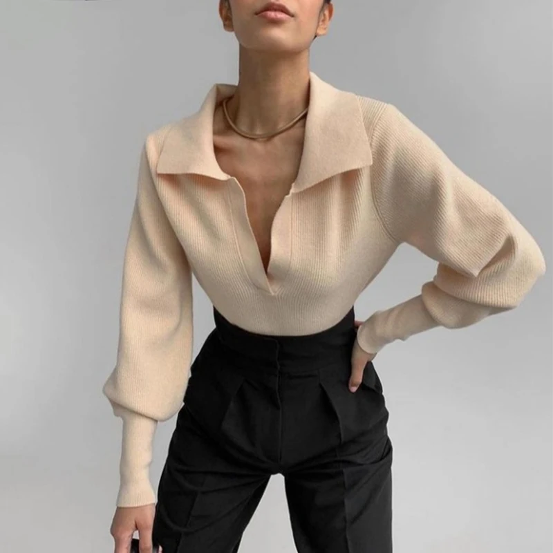 

Женский трикотажный свитер с воротником-поло