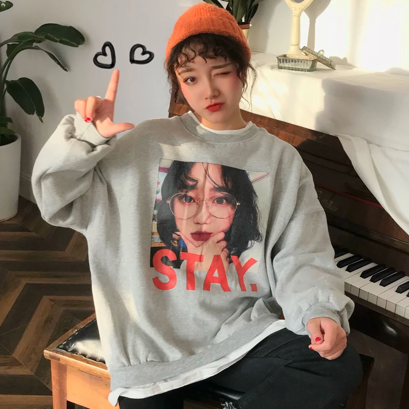 Толстовка женская утепленная бархатная однотонная с буквенным принтом и круглым