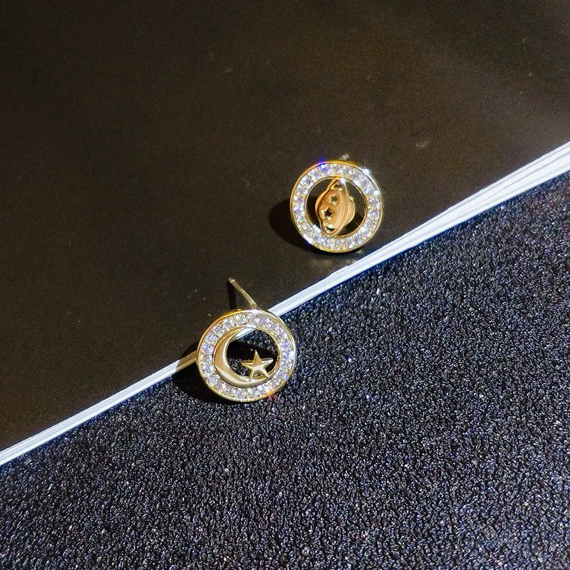 

Exquisite Fashion Sparkling Diamond Earrings Asymmetric Star Moon Earrings Fresh and Simple Ladies Earrings 925 Silver Needles