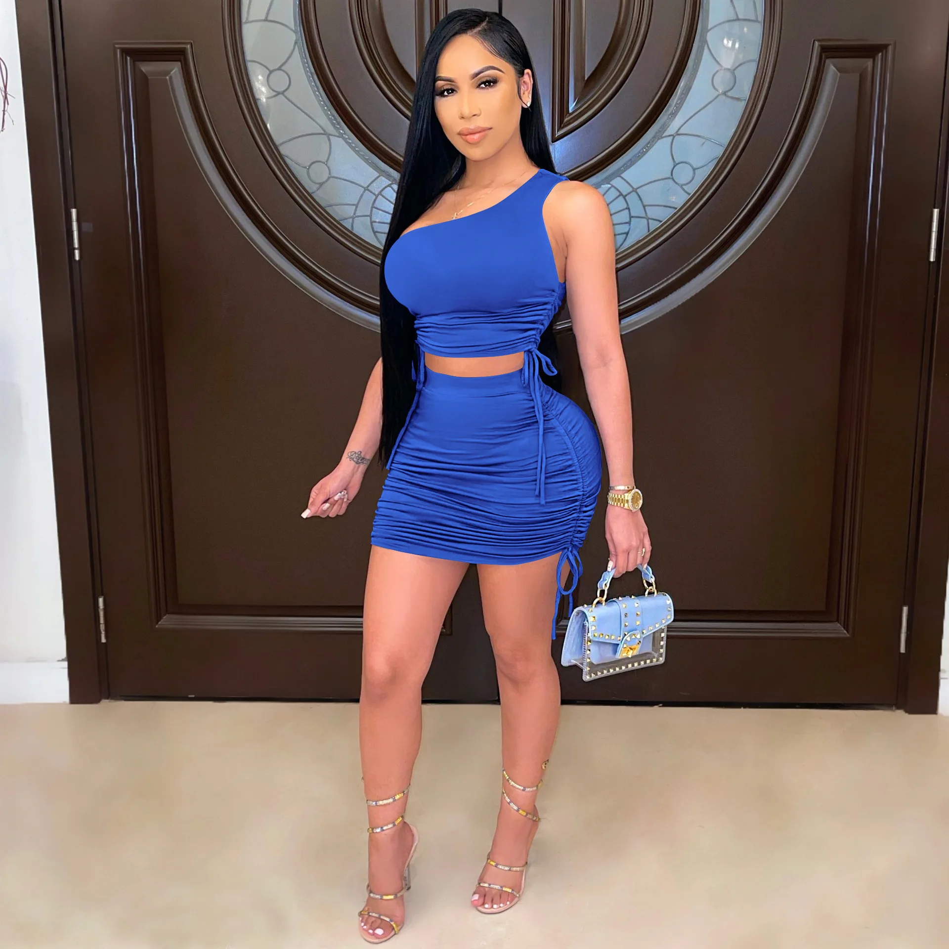 

Новинка лета 2021, стильный пикантный жилет на одно плечо со скошенным плечом и модной сумочкой на завязках, однотонный костюм с короткой юбко...