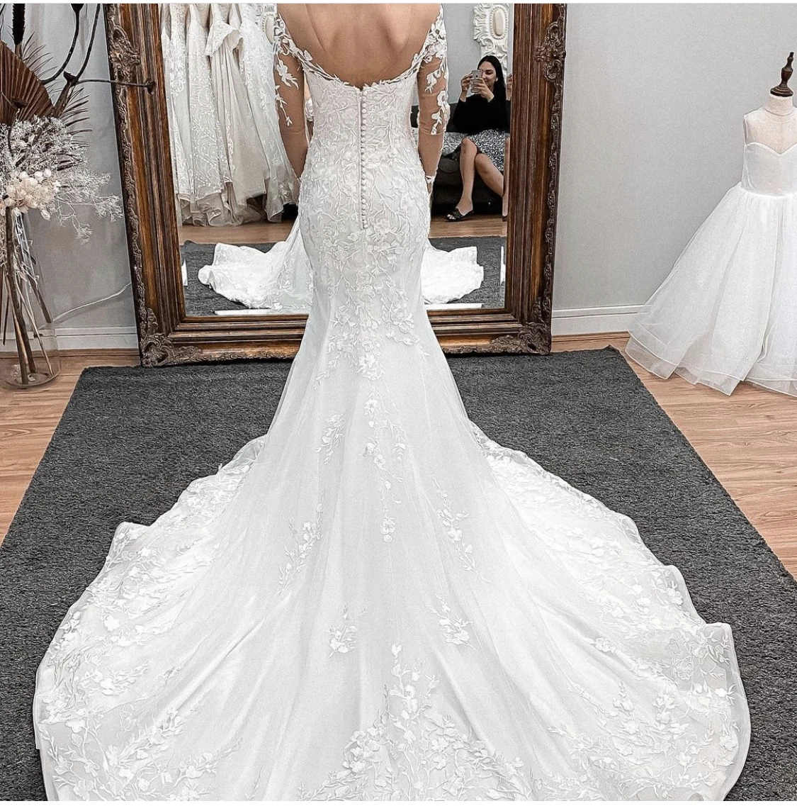 

Wedding Dress Mermaid Illusion Tulle Full Sleeve Lace Appliques Button Backless Floor Length Sweep Train Gorgeous Bride Gowns