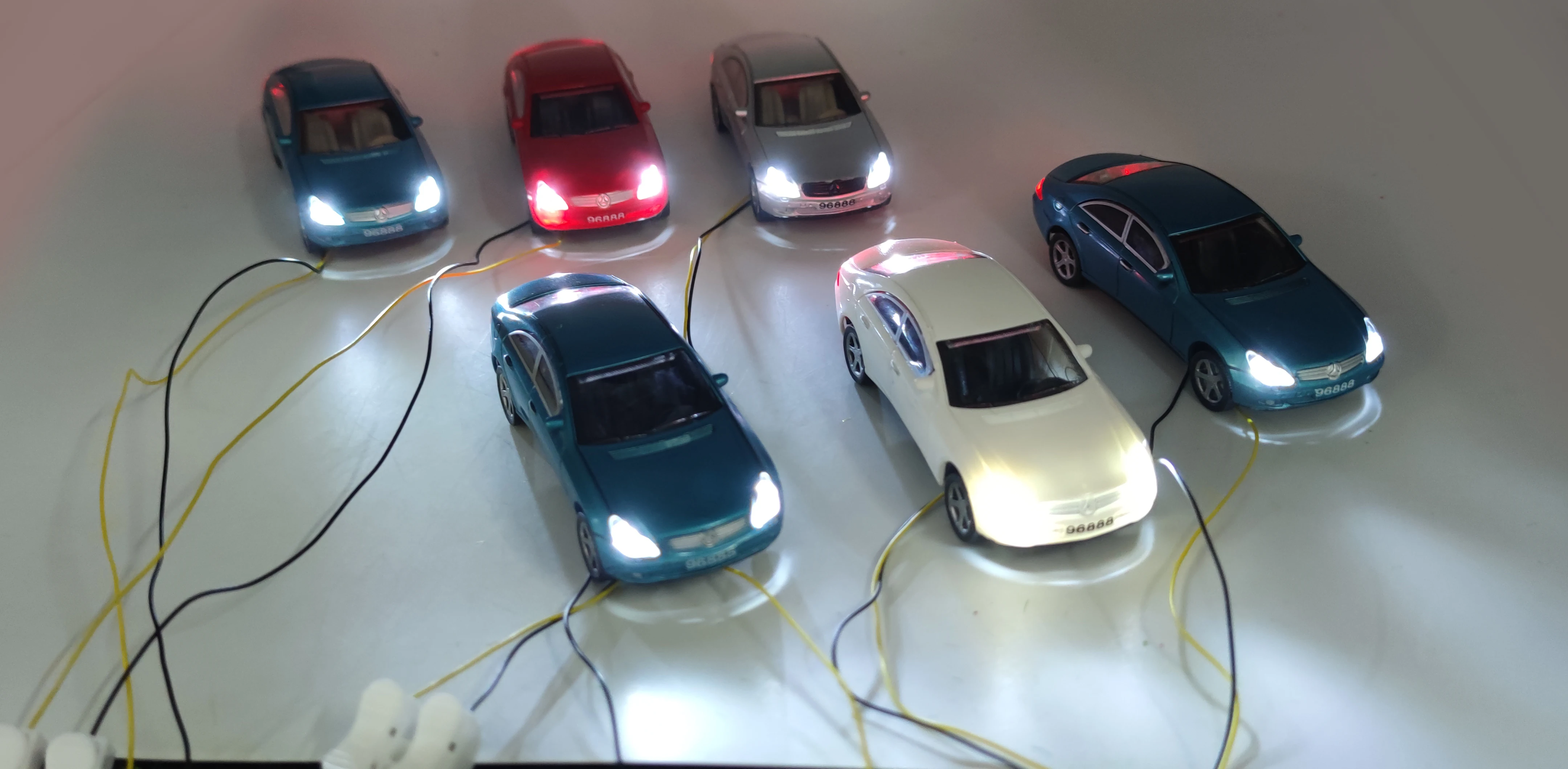 Модель автомобиля 9 см с 12 В светодиодными лампами пластиковая железная