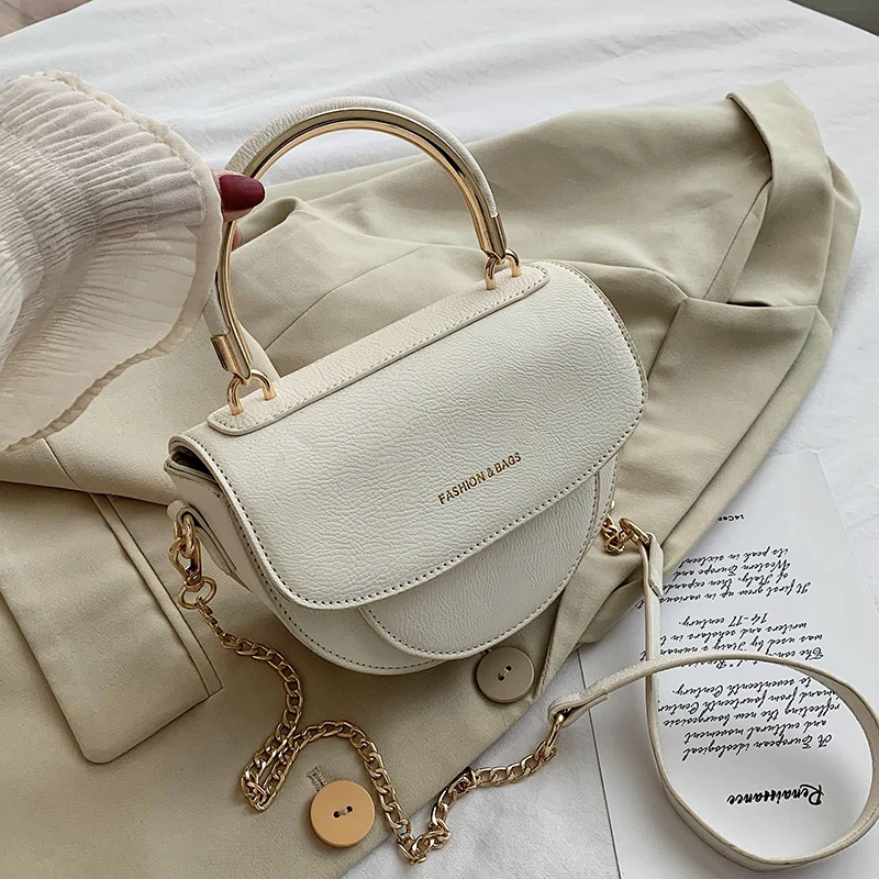 Маленькая сумка через плечо из искусственной кожи с металлической ручкой для