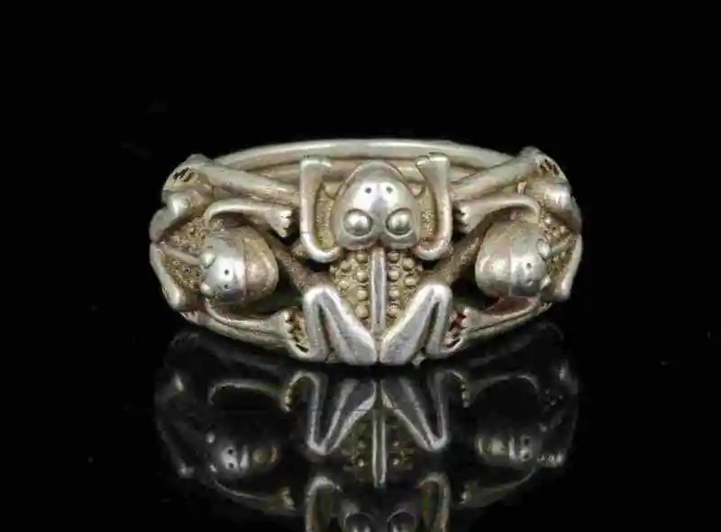 

China Hand-Carved Precious Tibetan Silver Frog Statue Ring Collectible
