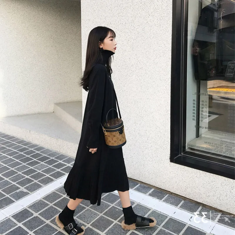 Женское трикотажное платье-свитер средней длины розовое облегающее