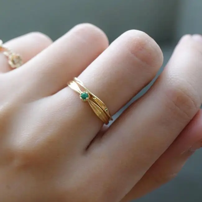 

The designer's unique creative inlaid green crystal stacking open adjustable ring elegant charm retro female silver jewelry