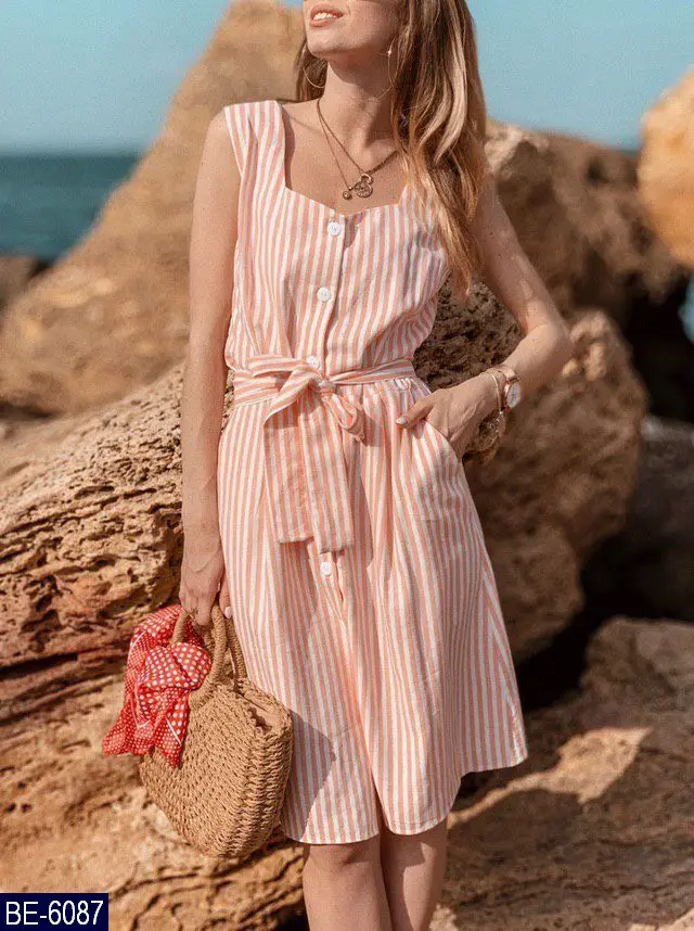 Женское прямое платье с квадратным воротником и поясом в синюю красную полоску