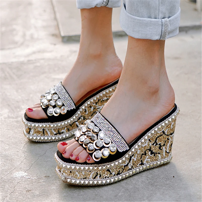 Новинка 2020 года женские розовые босоножки на танкетке со стразами сабо платформе