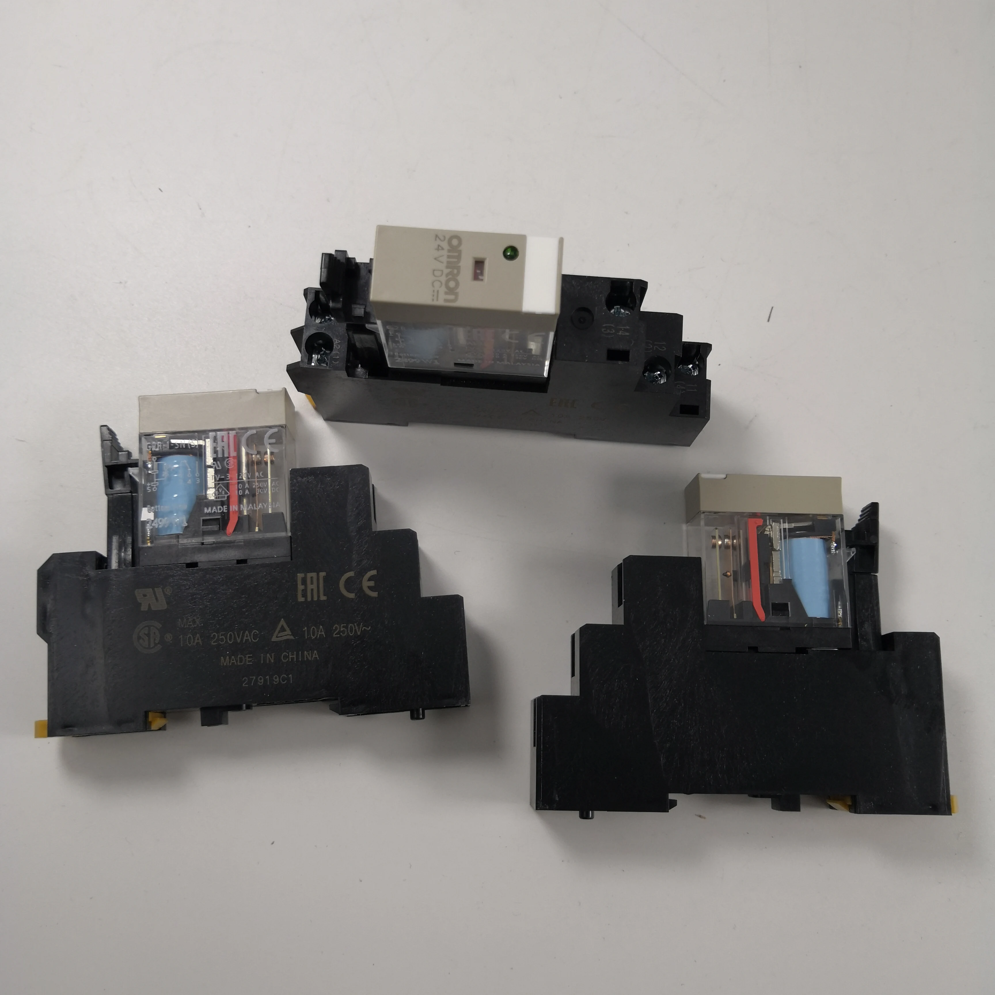 

OMRON EE-SX951-W Ultra-compact Pre-wired Photomicrosensor