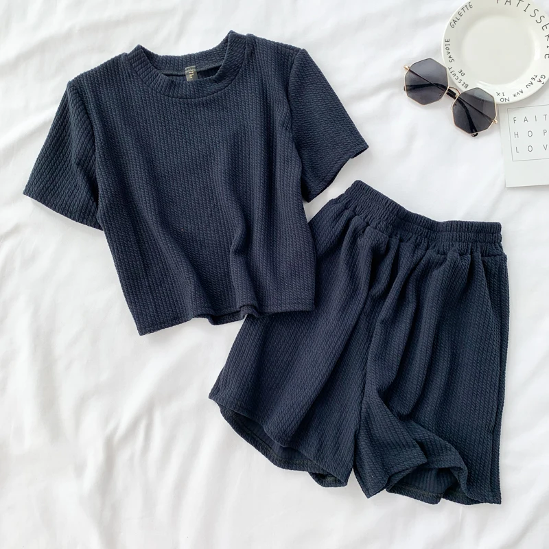 Женский спортивный костюм из трех предметов укороченный топ и шорты модная