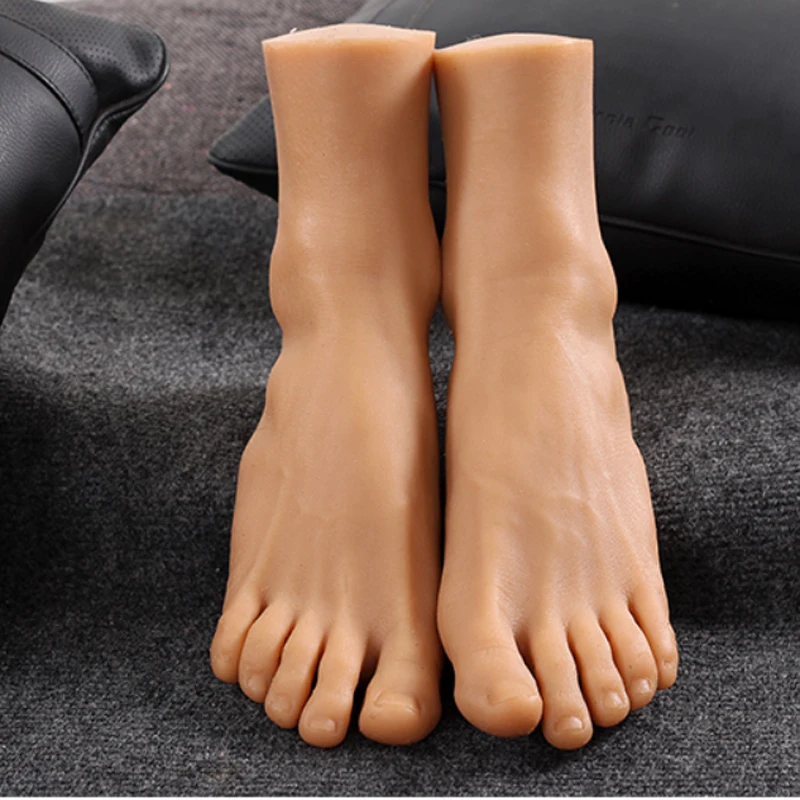 Реальный человек имитирует настоящую модель обуви и носков для съемки реквизит