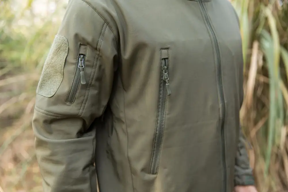 Мужская тактическая куртка Lurker Shark Skin Soft Shell V4 на открытом воздухе
