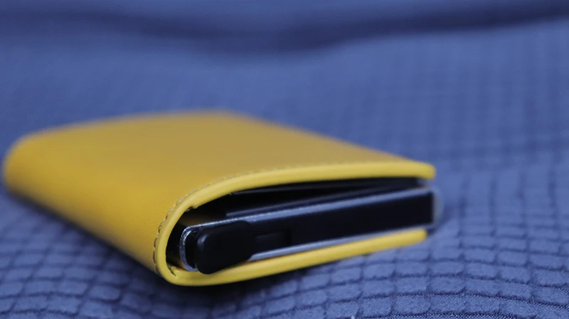 RFID Blocking Credit Card Holder Genuine Leather Men ID Card holder Mini Wallet Vintage Metal Automatic Anti-theft Card Wallet