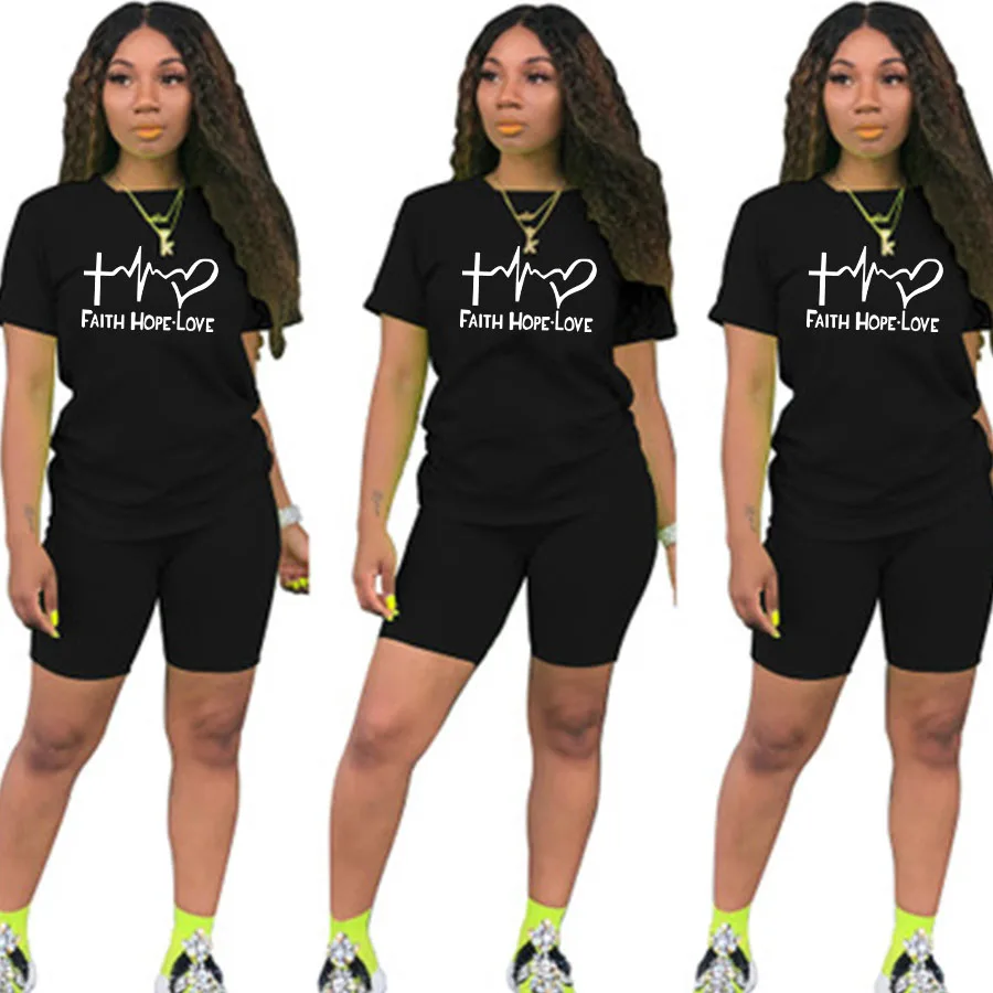 Женский спортивный костюм из 2 предметов футболка с надписью и шорты