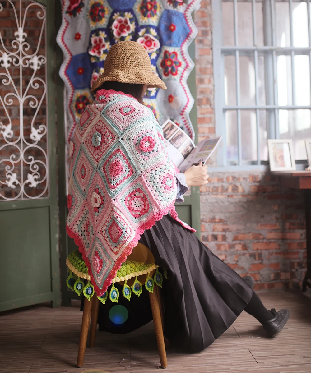 Женский шарф ручной работы вязаный крючком треугольный с розовыми цветами