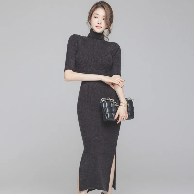 

Женское трикотажное платье-свитер, однотонное облегающее платье до середины икры с воротником-хомутом и коротким рукавом, зима 2020