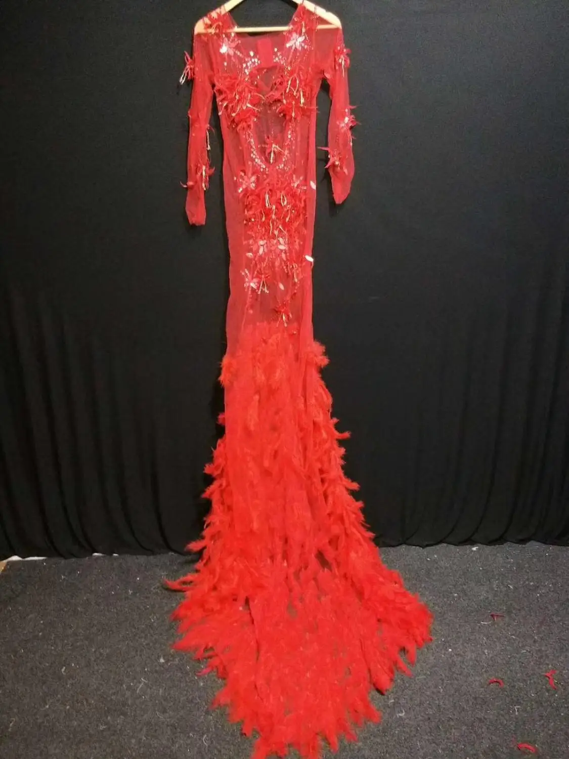 Женское Красное Сетчатое платье со стразами и перьями праздничное на день