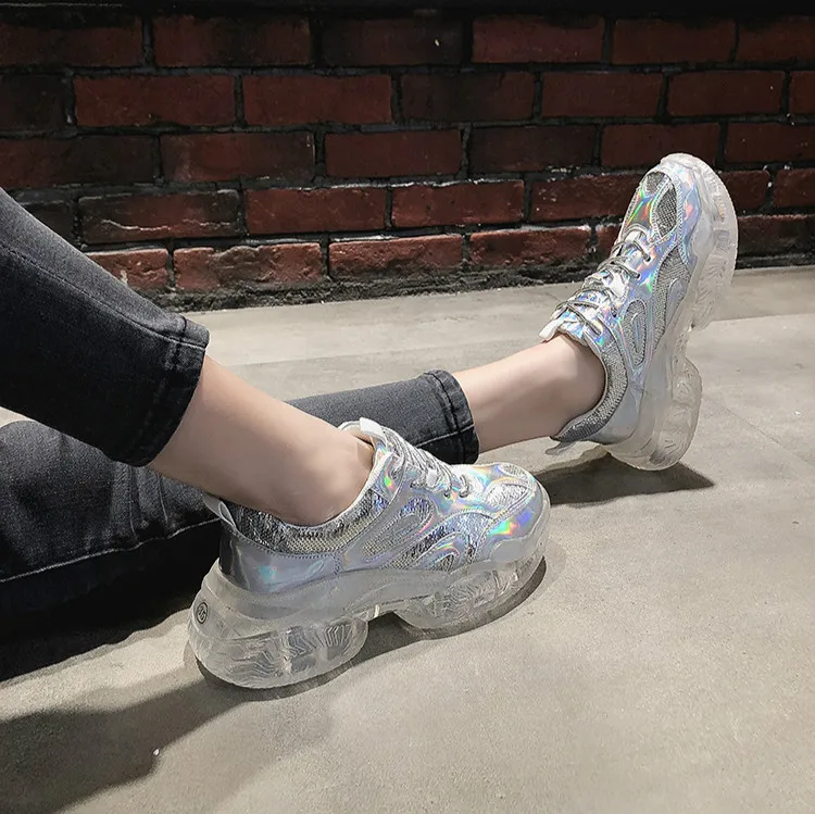 Блестящие повседневные женские кроссовки коллекция 2019 года на платформе модные