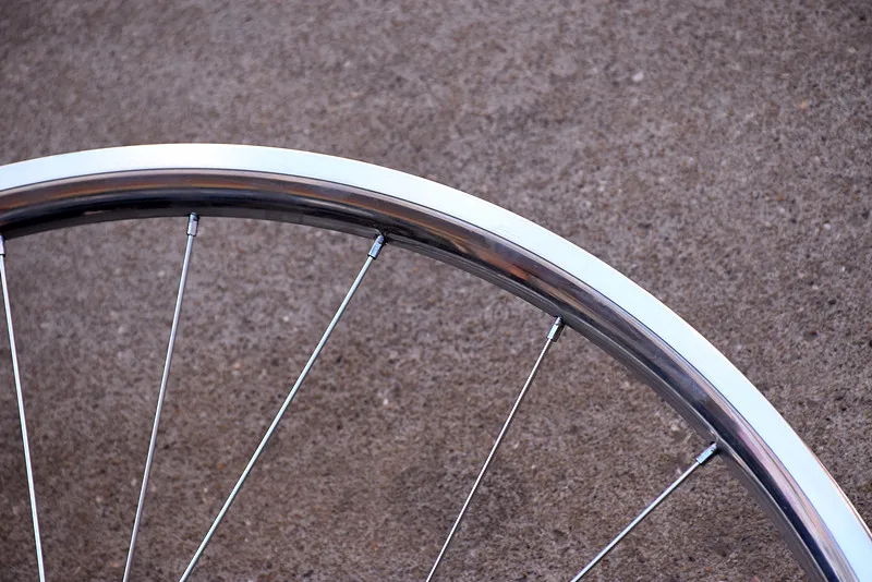 Винтажное колесо велосипеда Fixie со стальным ободом, серебристым переключателем на флип-флоп втулке, 25мм передним ободом и 24 спицами, 32 спицами задним ободом, односкоростное фиксированное вращение, алюминиевый сплав.