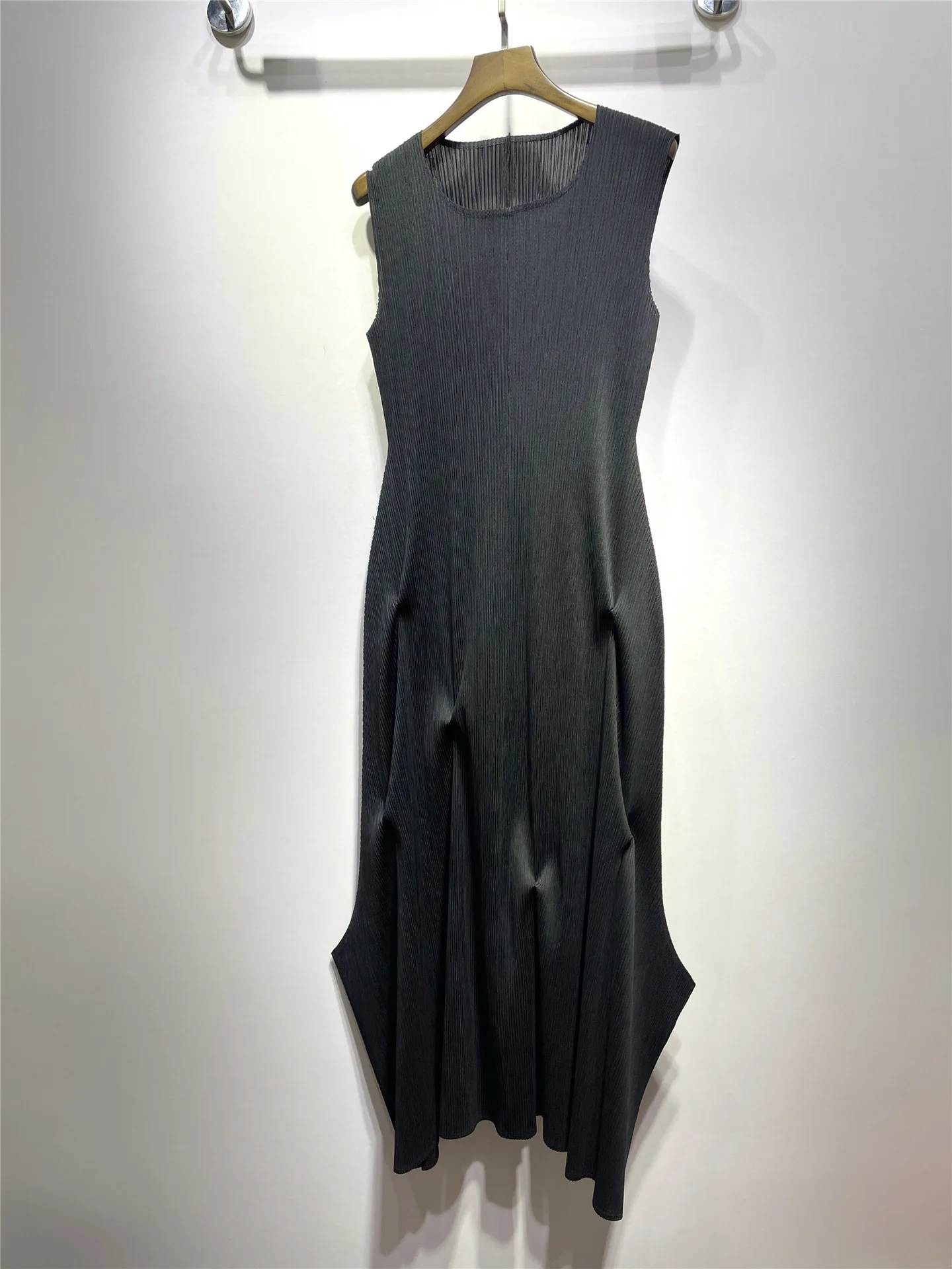 

TVVOVVIN Simple Summer New High Waist Green O-neck Sleeveless Irregular Loose Pleated Mid-length Dress For Women 4DAX