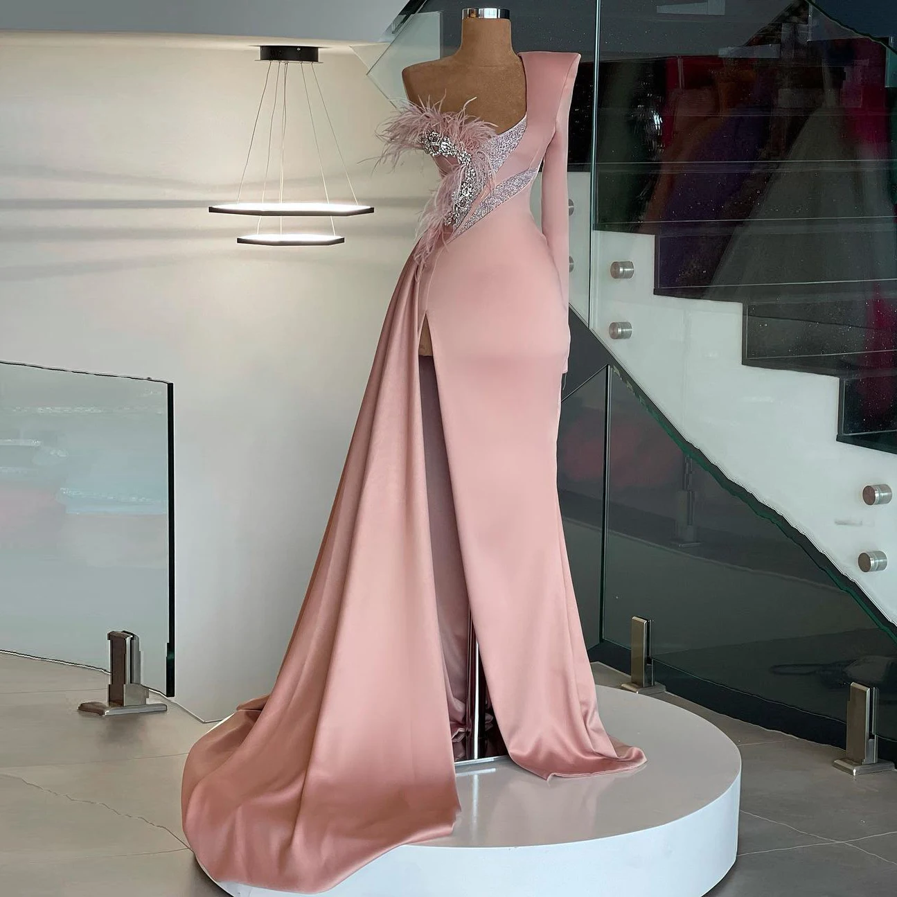 Elegant Pink Evening Dresses One Shoulder Long Sleeve Feathers High Slit Women Formal Plus Size Party Prom Pageant Gowns Custom