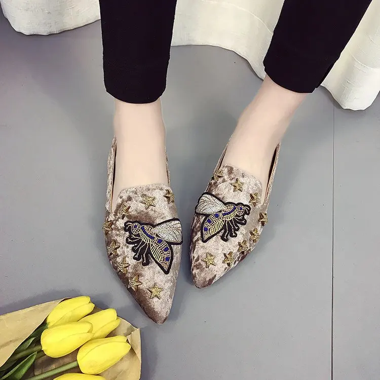 

Pointed shallow mouth flat shoes women's shoes autumn 2020 new trendy rivet little bee temperament embroidered casual shoes