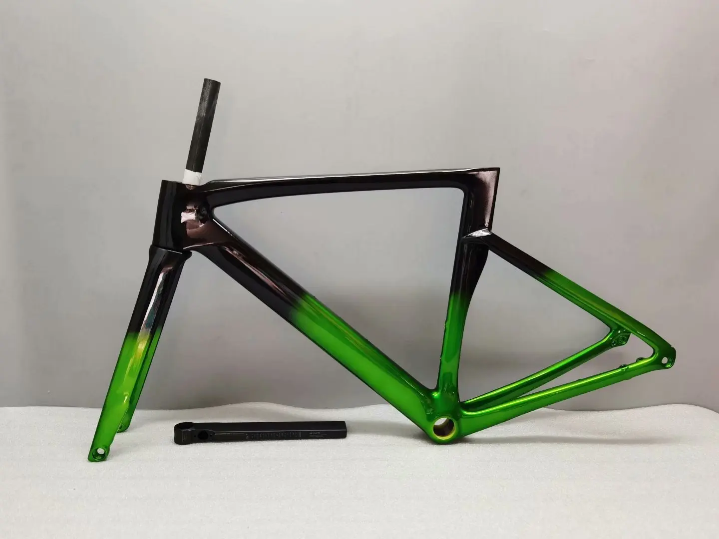 

OEM logo full carbon bike frame glossy ud green black cycling bike frame disc bb30 and handlebar made in taiwan in stock frames
