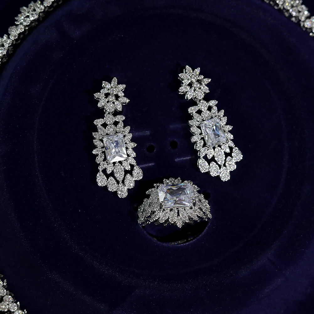 Комплект женских ювелирных изделий из колье и серёг |