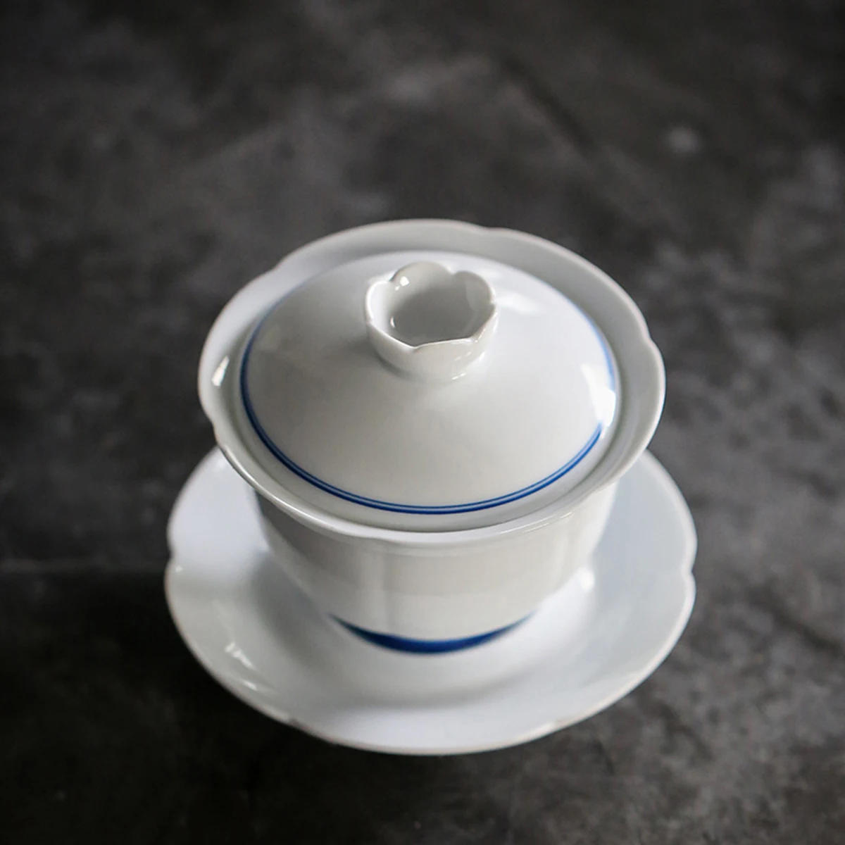 

Blue and white hand-painted Sancai cover bowl, lotus ceramic hand-held tea bowl, flower-shaped lotus petal pattern,