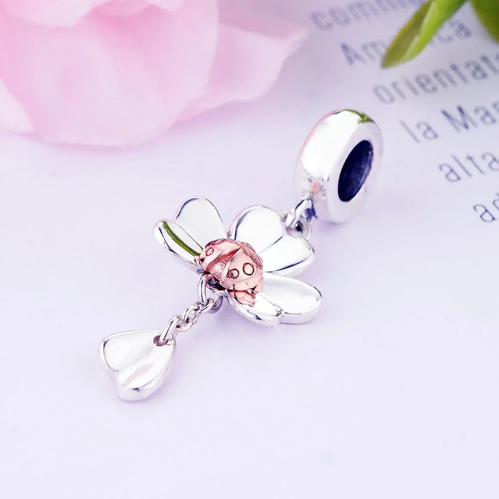 Кулон из четырехлистного клевера с подвеской в виде божьей коровки розового