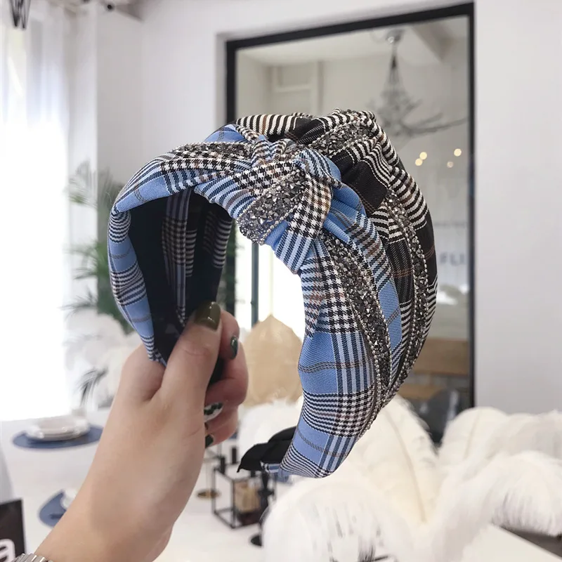 Женская повязка на голову в клетку с узлом |
