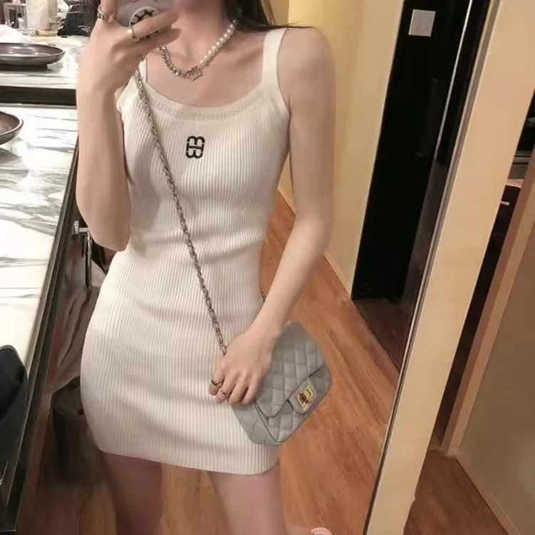 

Женское трикотажное платье-рубашка, без рукавов, с открытой спиной