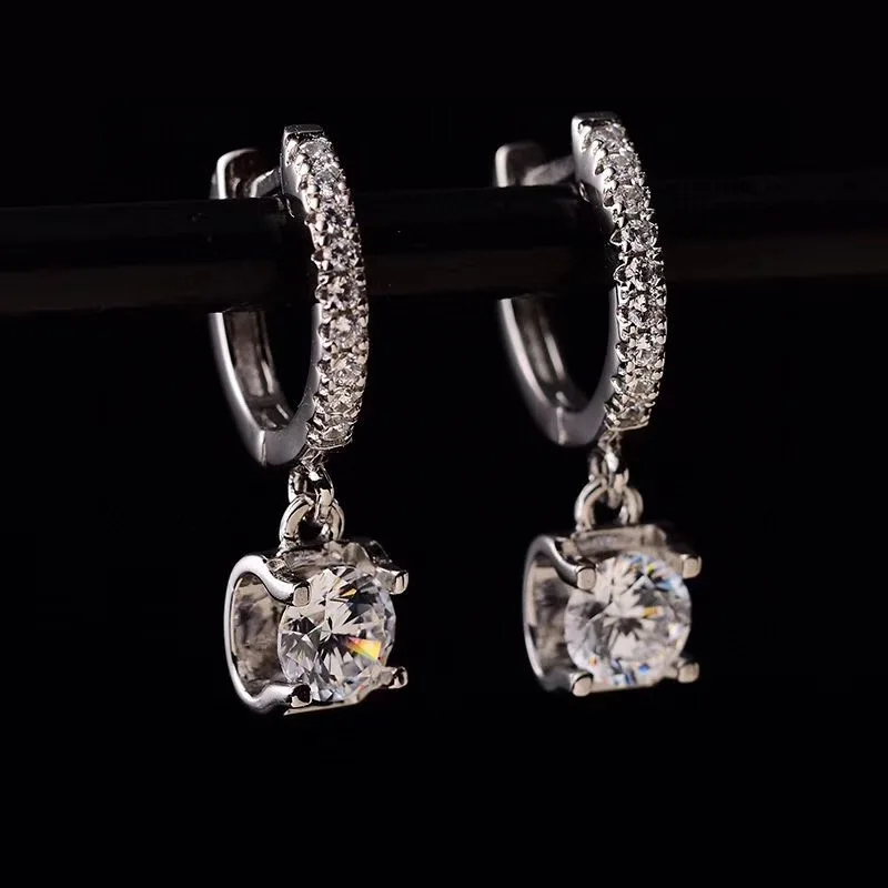 

Женские серьги из серебра 925 пробы с бриллиантом 0,50 карата